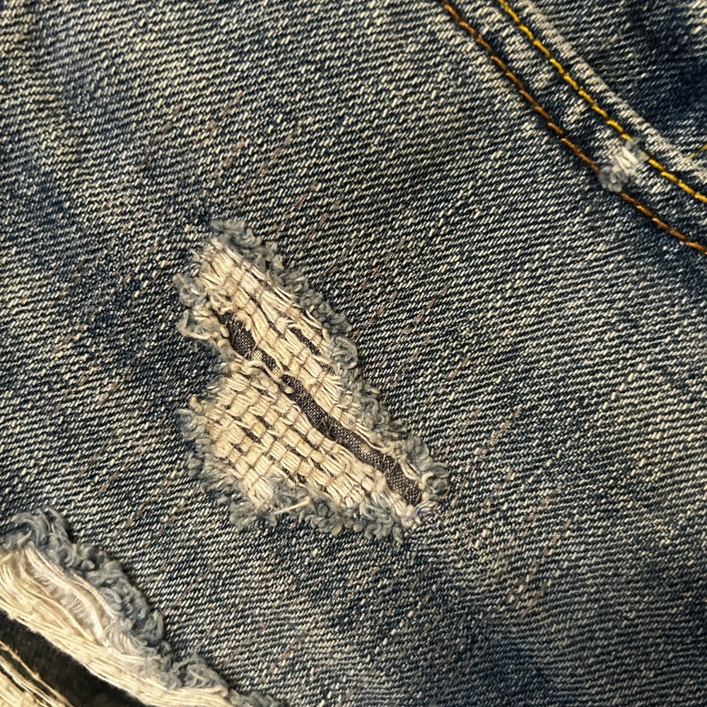 American Eagle super cute distressed jean shorts. Size 6 - Picture 5 of 6